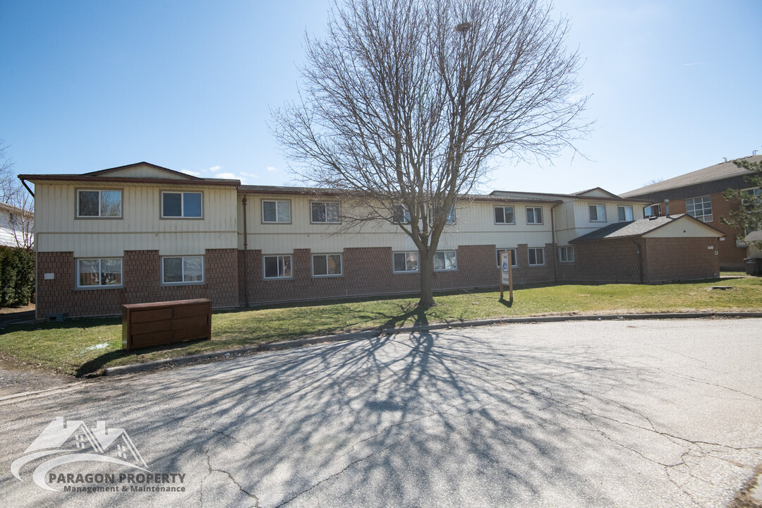 6 Sarah Crescent in Chatham-Kent, ON - Building Photo