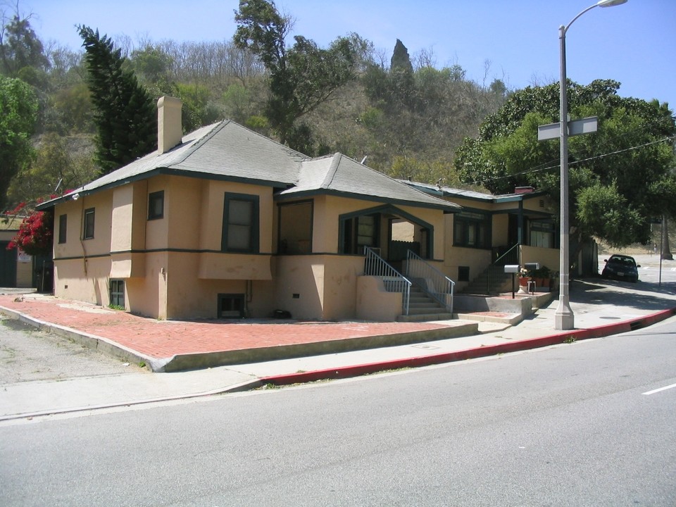 832-836 Solano Ave in Los Angeles, CA - Building Photo