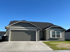 4237 Wood Ct in Moses Lake, WA - Building Photo