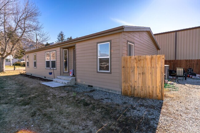 14630 King St in Entiat, WA - Foto de edificio - Building Photo