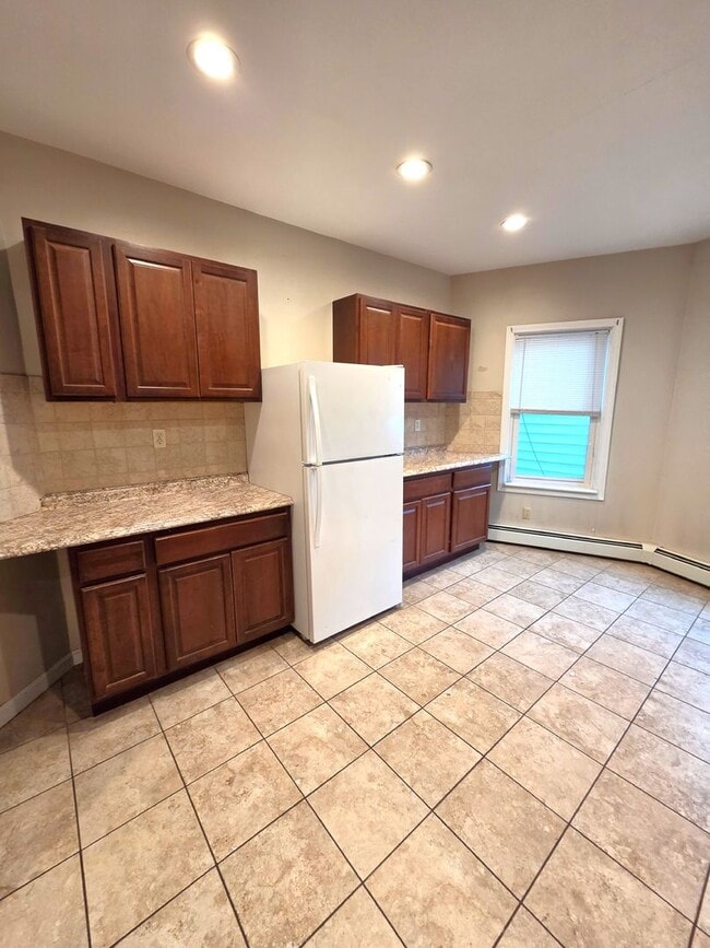 1336-1340 Cranston Street, Unit 1340 - 1st Floor Rear in Cranston, RI - Foto de edificio - Building Photo