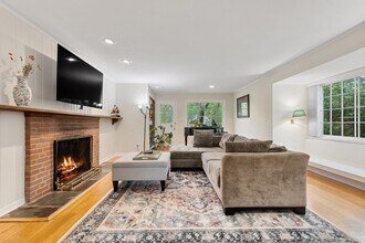 1025 Old White Plains Rd in Mamaroneck, NY - Building Photo - Building Photo