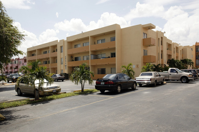 Westland Gardens East in Hialeah, FL - Building Photo - Building Photo