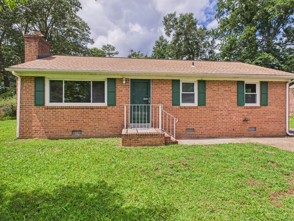 2318 Aspen Ave in Chester, VA - Building Photo