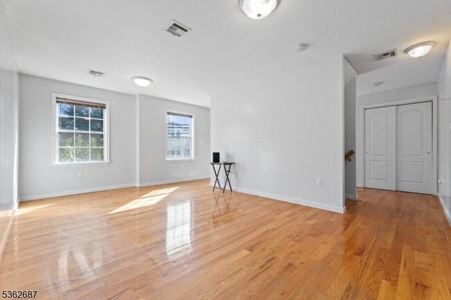 35 Clark St in Newark, NJ - Building Photo - Building Photo