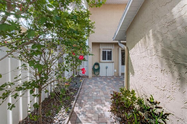 6660 Cape Hatteras Way NE in St. Petersburg, FL - Building Photo - Building Photo