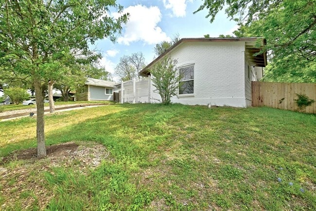 5303 Gladstone Dr in Austin, TX - Building Photo - Building Photo
