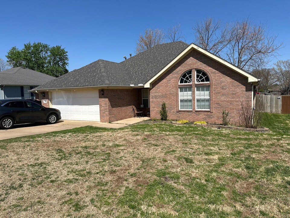306 Ridgemont Ave in Lowell, AR - Building Photo