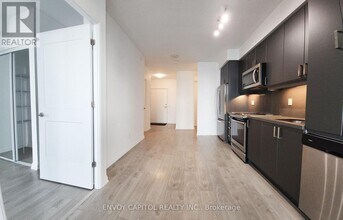 7895 Jane St in Vaughan, ON - Building Photo - Building Photo