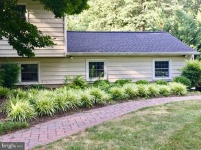 328 Dodds Ln in Princeton, NJ - Building Photo - Building Photo