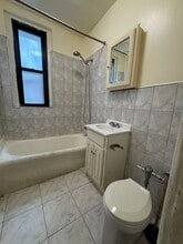 377 Montgomery St, Unit B14 in Brooklyn, NY - Foto de edificio - Building Photo