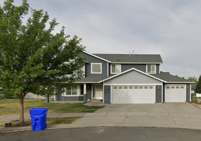property at 340 S Dovetail Ct