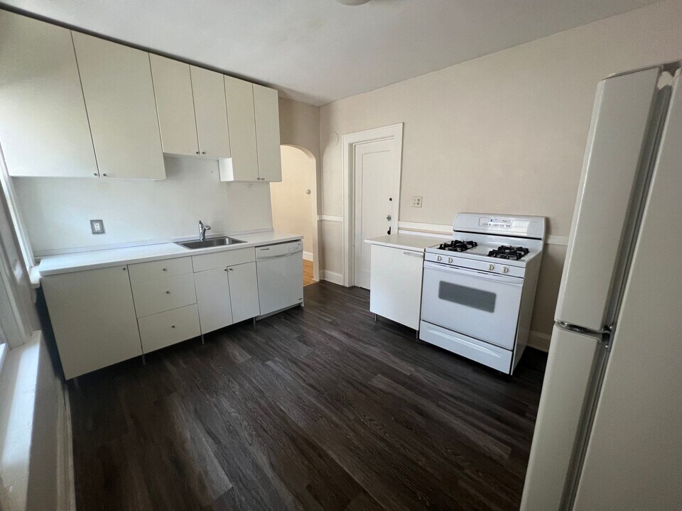 240 N Irving Ave in Minneapolis, MN - Building Photo