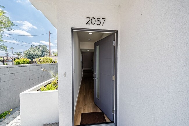 2055 S Garth Ave in Los Angeles, CA - Building Photo - Building Photo