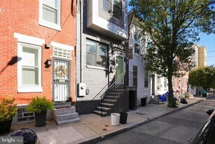 419 Emily St in Philadelphia, PA - Building Photo