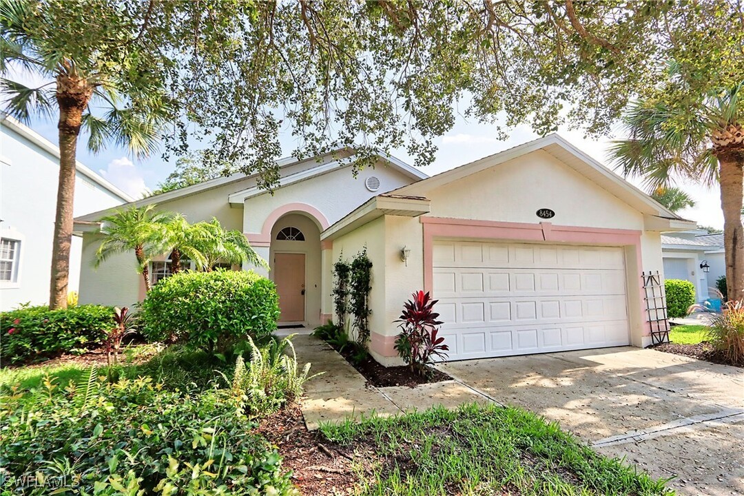 8454 Hollow Brook Cir in Naples, FL - Foto de edificio