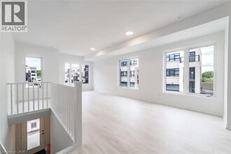 1095 Cooke Blvd. in Burlington, ON - Building Photo - Building Photo