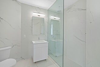 14-27-27 28th Ave-Unit -303 in Queens, NY - Building Photo - Building Photo