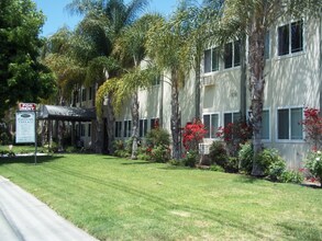 13423 Burbank Blvd in Los Angeles, CA - Building Photo - Building Photo