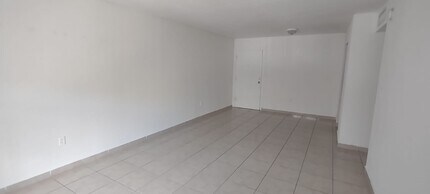 666 W 81st St in Hialeah, FL - Building Photo - Building Photo