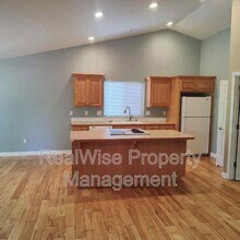2412 SE Waldon Ave in Roseburg, OR - Building Photo - Building Photo