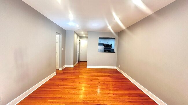 6957 N Sheridan Rd, Unit 317 in Chicago, IL - Building Photo - Building Photo