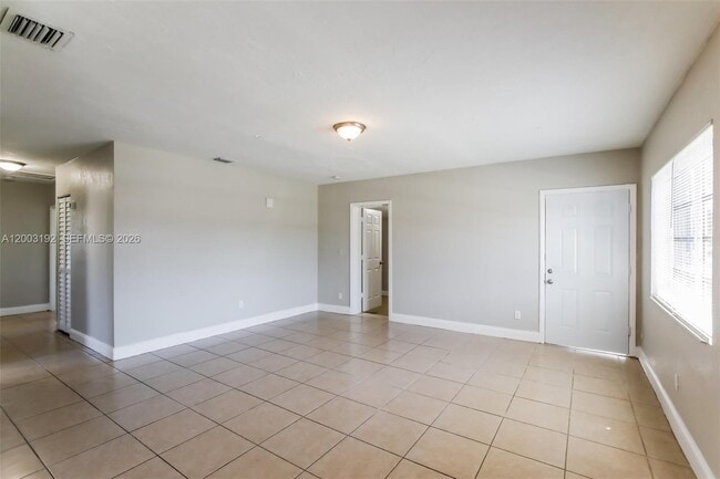 20111 NW 12th Ave in Miami, FL - Foto de edificio - Building Photo