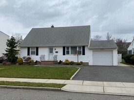25 Woodhollow Rd in Albertson, NY - Building Photo