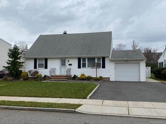 25 Woodhollow Rd in Albertson, NY - Building Photo - Building Photo