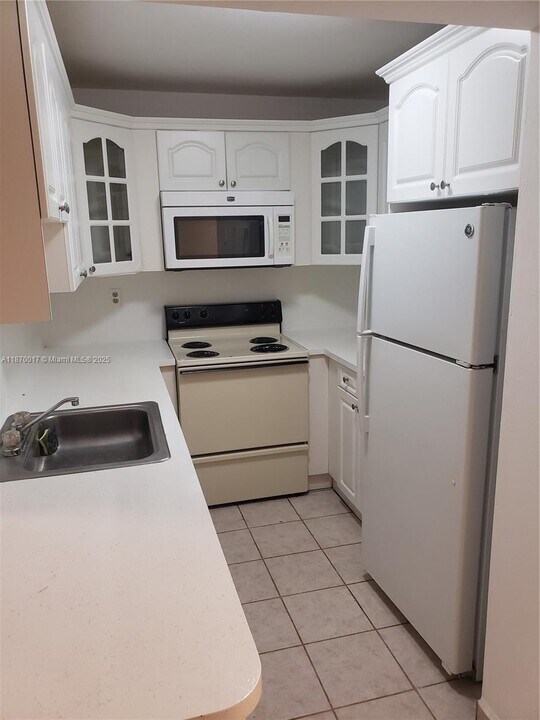 9682 Fontainebleau Blvd in Miami, FL - Building Photo