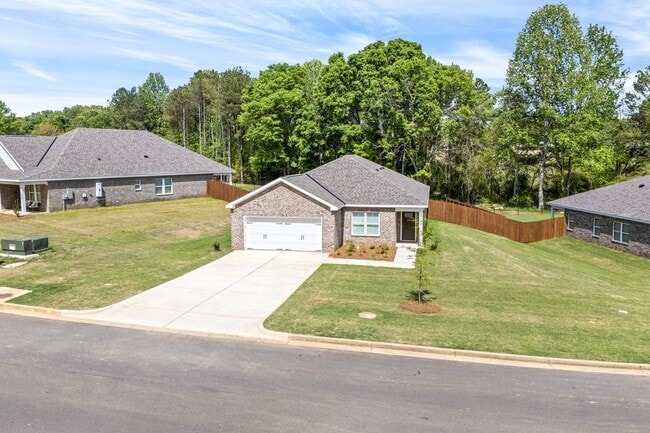 1153 Douglas St in Opelika, AL - Building Photo - Building Photo