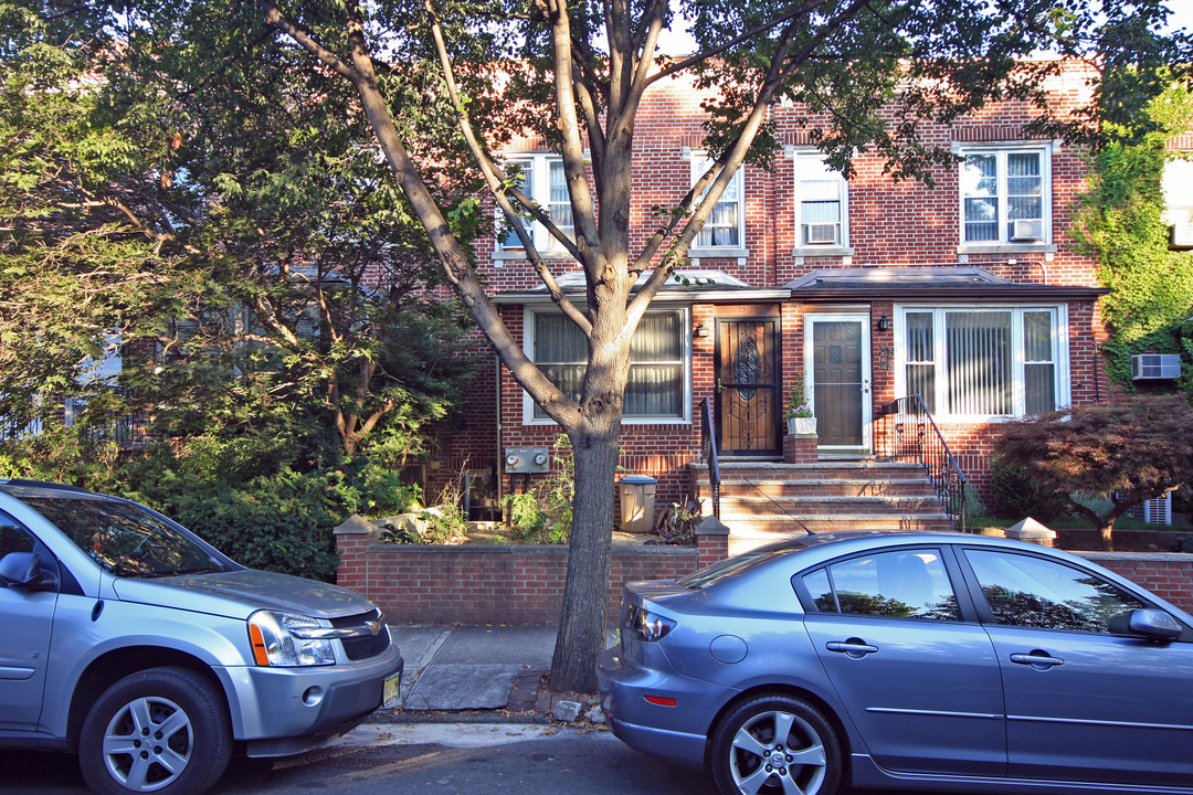 25-18 37th St in Astoria, NY - Building Photo