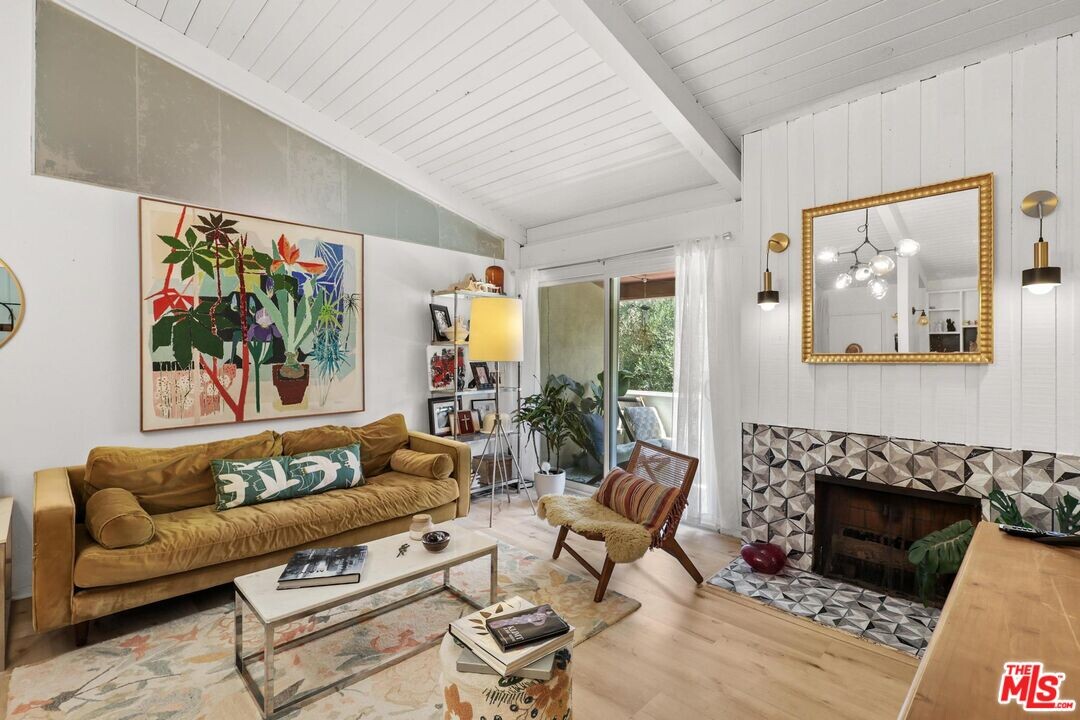 6425 Green Valley Cir in Culver City, CA - Foto de edificio