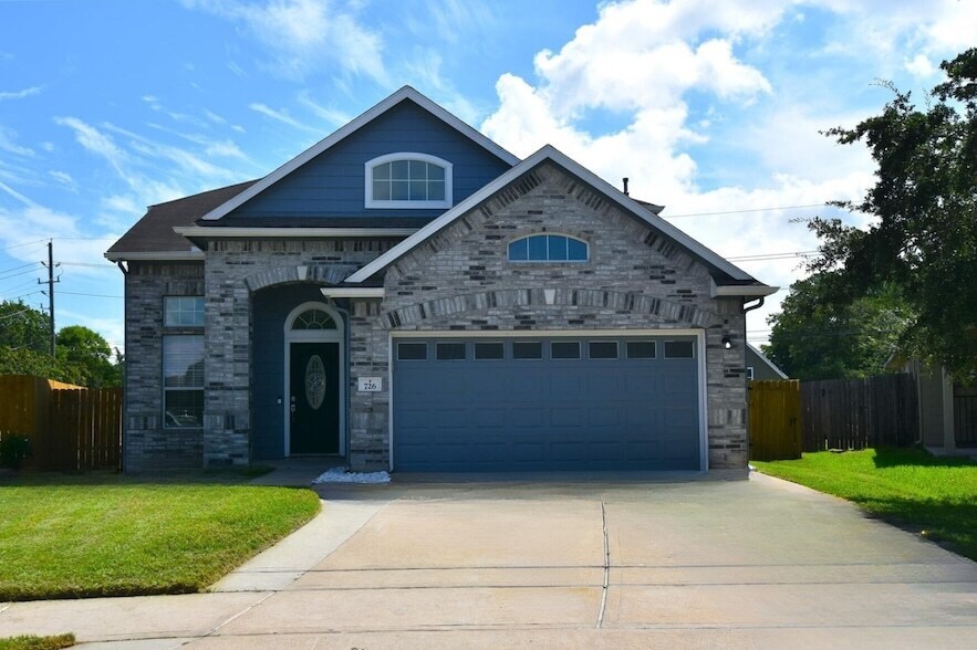 726 Pequin Rd in Crosby, TX - Foto de edificio