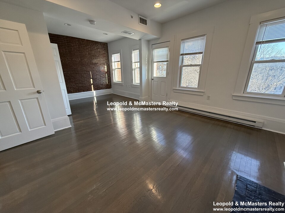 1425 Beacon St, Unit 3 in Brookline, MA - Building Photo