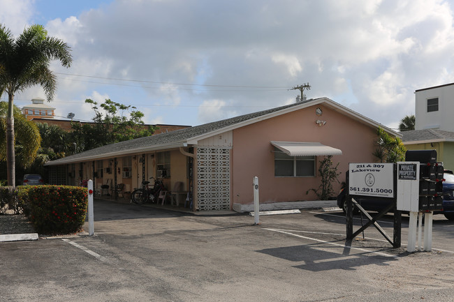 Elmwood Efficiency Apartments in Lantana, FL - Building Photo - Building Photo