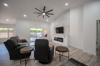 9053 Firebird Dr in Las Vegas, NV - Foto de edificio - Building Photo