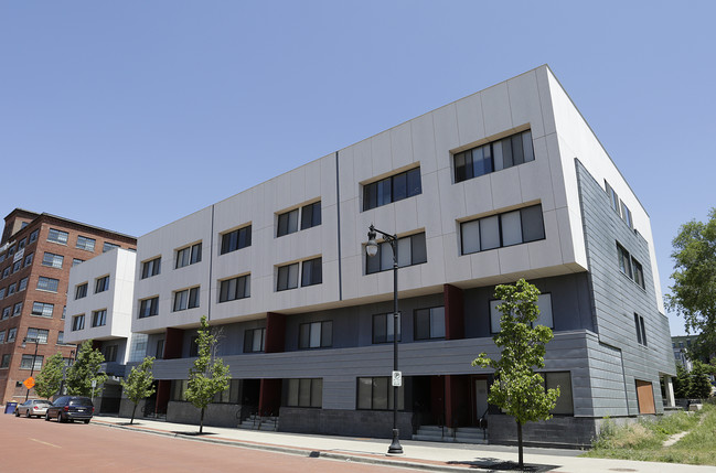 Metropolitan Park Apartments in Grand Rapids, MI - Foto de edificio - Building Photo