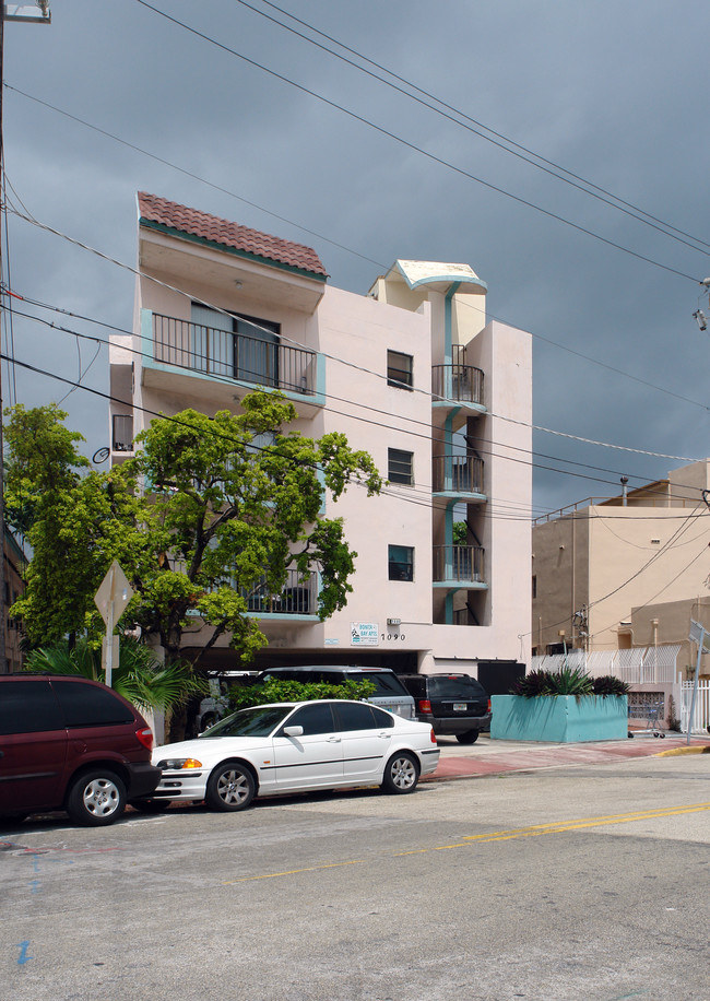 7090 Bonita Dr in Miami Beach, FL - Building Photo - Building Photo