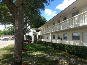 East Point in Hialeah, FL - Foto de edificio - Building Photo