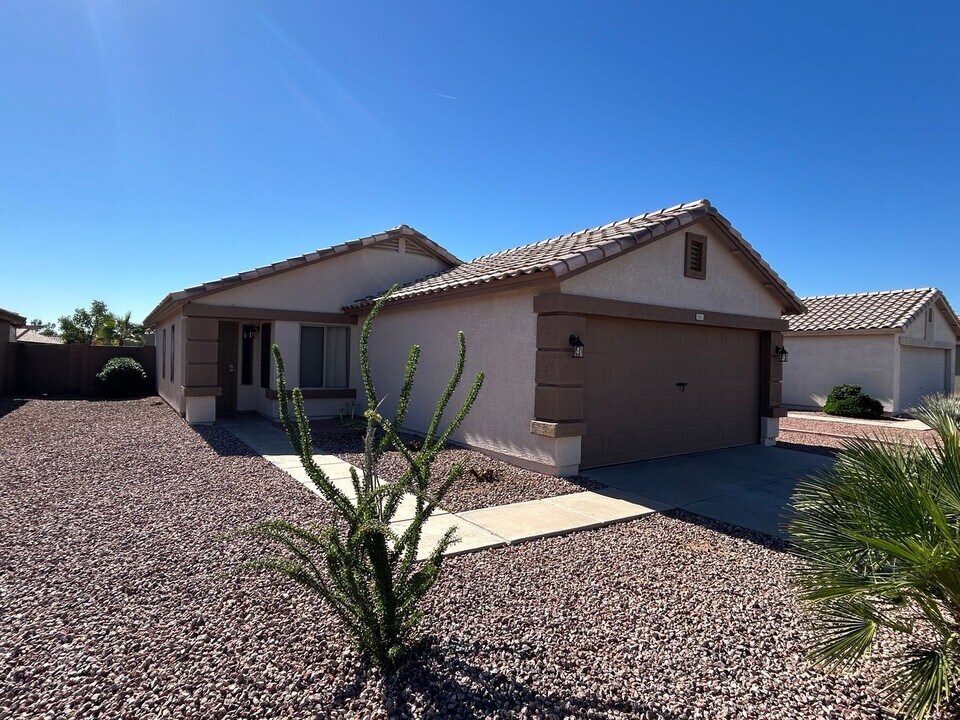 15011 W Redfield Rd in Surprise, AZ - Building Photo