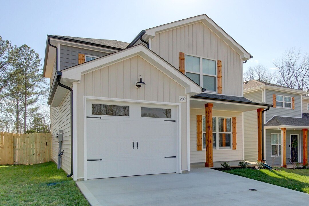 209 Quarry Overlook Wy in Clarksville, TN - Building Photo