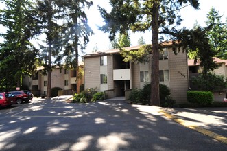 Parkwood Apartments in Lynnwood, WA - Building Photo - Building Photo