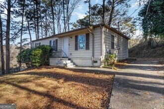 2361 Swallow Cir SE in Atlanta, GA - Foto de edificio - Building Photo