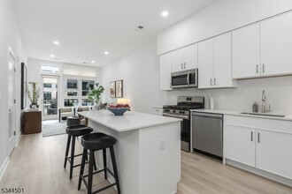 1700 Pollitt Dr in Fair Lawn, NJ - Building Photo - Building Photo