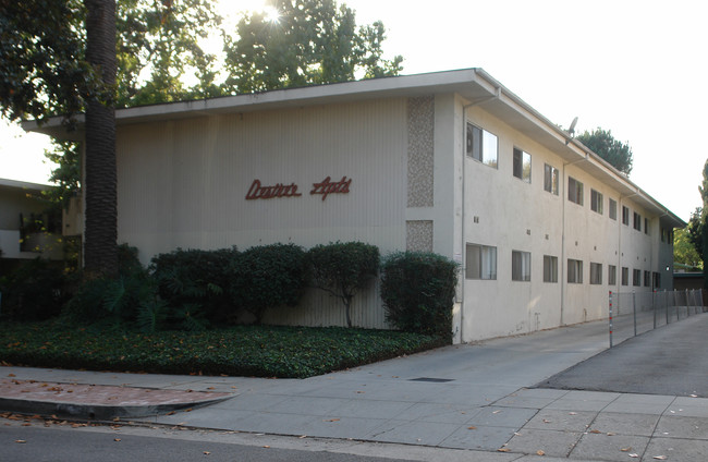 Desiree Apartments in Pasadena, CA - Foto de edificio - Building Photo