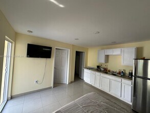 5440 SW 101st Ave in Olympia Heights, FL - Foto de edificio - Building Photo