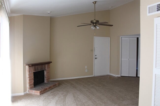 16111 Aspenglenn Dr, Unit 1001 in Houston, TX - Building Photo - Building Photo