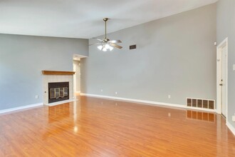 12902 Odie Ln in Austin, TX - Foto de edificio - Building Photo