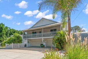 109 Peterson Ln in Palm Harbor, FL - Building Photo